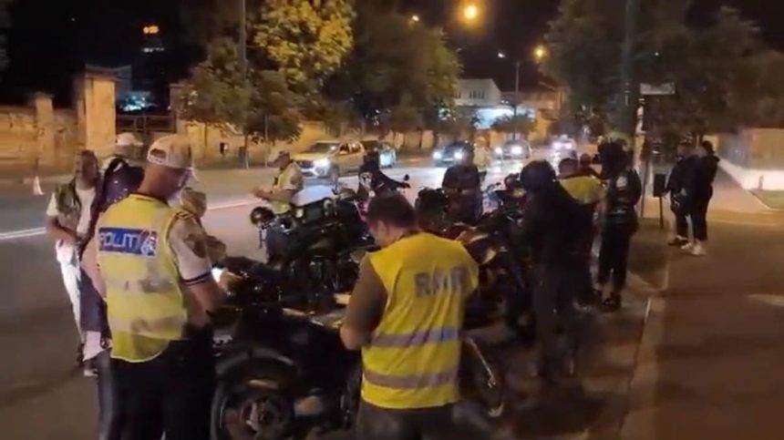 Filtru de poliție în Timișoara unde un motociclist este verificat de inspectori RAR pentru zgomot excesiv.