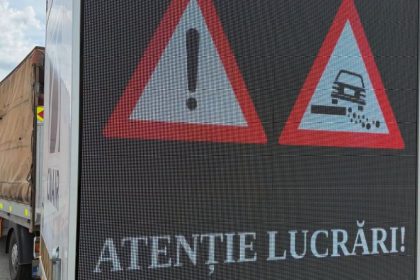 Remorcă cu panou LED mobil achiziționată de DRDP Timișoara pentru afișarea restricțiilor de circulație în trafic.