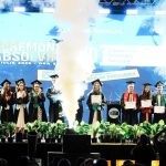 Absolvenți ai Universității Politehnica Timișoara în robe, sărbătorind finalul facultății pe Stadionul Știința.