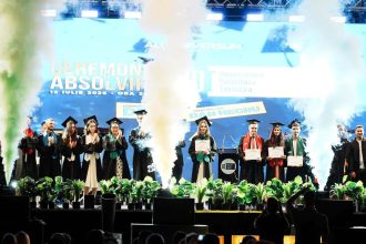 Absolvenți ai Universității Politehnica Timișoara în robe, sărbătorind finalul facultății pe Stadionul Știința.