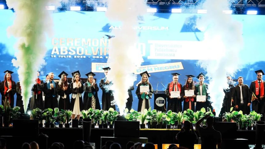 Absolvenți ai Universității Politehnica Timișoara în robe, sărbătorind finalul facultății pe Stadionul Știința.