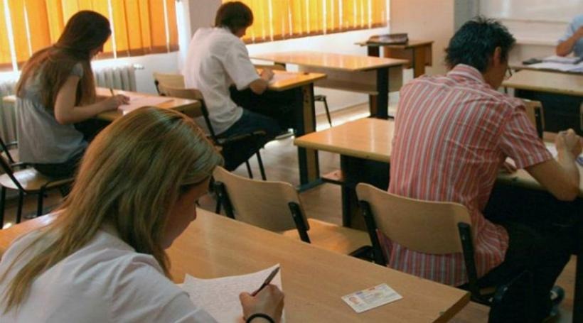 Cadre didactice din județul Timiș susținând proba scrisă a examenului de definitivat în învățământ.