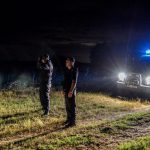 Polițiști de frontieră patrulând la granița României cu Serbia în zona localității Checea, județul Timiș.
