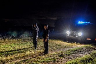 Polițiști de frontieră patrulând la granița României cu Serbia în zona localității Checea, județul Timiș.