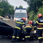 O autospecială de descarcerare ISU Timiș și un echipaj SMURD intervin pe DN 69 la Sânandrei, unde un autoturism s-a răsturnat în afara carosabilului.