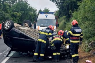 O autospecială de descarcerare ISU Timiș și un echipaj SMURD intervin pe DN 69 la Sânandrei, unde un autoturism s-a răsturnat în afara carosabilului.
