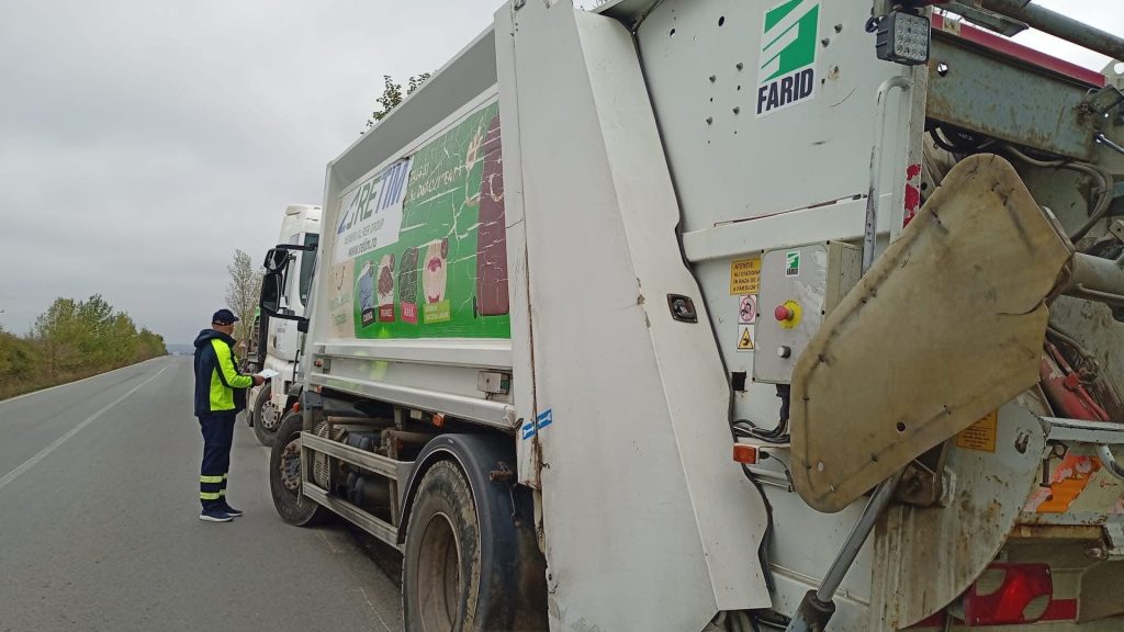 Autospecială RETIM pentru colectarea și transportul deșeurilor menajere într-o localitate din județul Timiș, unde tarifele de salubritate au fost reduse.