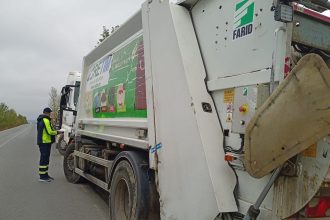 Autospecială RETIM pentru colectarea și transportul deșeurilor menajere într-o localitate din județul Timiș, unde tarifele de salubritate au fost reduse.