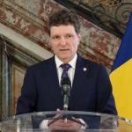 Președintele României, Nicușor Dan, explicând jurnaliștilor de ce amână desemnarea unui nou prim-ministru în lipsa unei majorități parlamentare conturate.