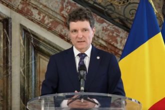 Președintele României, Nicușor Dan, explicând jurnaliștilor de ce amână desemnarea unui nou prim-ministru în lipsa unei majorități parlamentare conturate.
