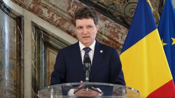 Președintele României, Nicușor Dan, explicând jurnaliștilor de ce amână desemnarea unui nou prim-ministru în lipsa unei majorități parlamentare conturate.
