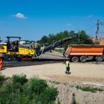 Lucrări de infrastructură rutieră și utilaje pe drumul județean Timișoara-Buziaș pentru construcția a două noi sensuri giratorii.