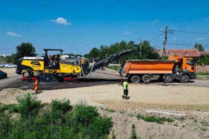Lucrări de infrastructură rutieră și utilaje pe drumul județean Timișoara-Buziaș pentru construcția a două noi sensuri giratorii.