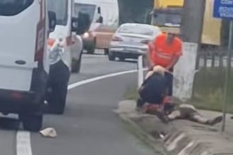Echipaje medicale ale SMURD și SAJ Hunedoara intervenind la un accident rutier grav în localitatea Băcia, unde un biciclist a fost lovit de un autoturism.