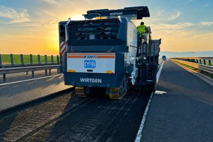 Utilaje ale DRDP executând lucrări de întreținere a carosabilului și aplicare de marcaje rutiere pe Autostrada A1, cu restricții temporare de trafic.