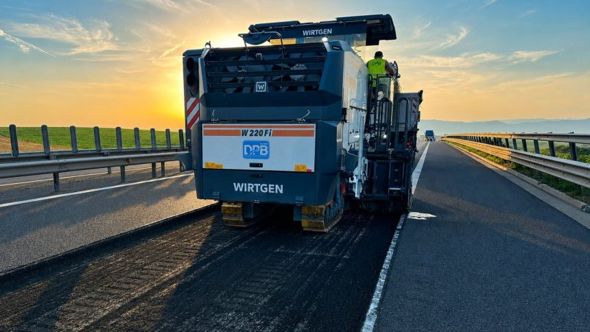 Utilaje ale DRDP executând lucrări de întreținere a carosabilului și aplicare de marcaje rutiere pe Autostrada A1, cu restricții temporare de trafic.