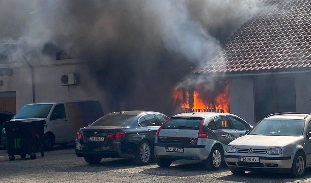Un bărbat de 47 de ani, fără adăpost, a fost reținut de polițiști după ce a provocat intenționat incendiul care a mistuit mai multe magazine din Timișoara.
