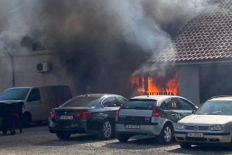 Un bărbat de 47 de ani, fără adăpost, a fost reținut de polițiști după ce a provocat intenționat incendiul care a mistuit mai multe magazine din Timișoara.
