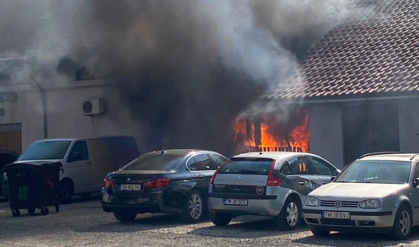 Un bărbat de 47 de ani, fără adăpost, a fost reținut de polițiști după ce a provocat intenționat incendiul care a mistuit mai multe magazine din Timișoara.