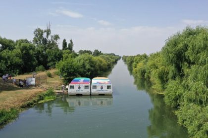 Vaporul STPT navigând pe Canalul Bega în cadrul unei croaziere de agrement de la Timișoara până în Serbia la Novi Itebej.