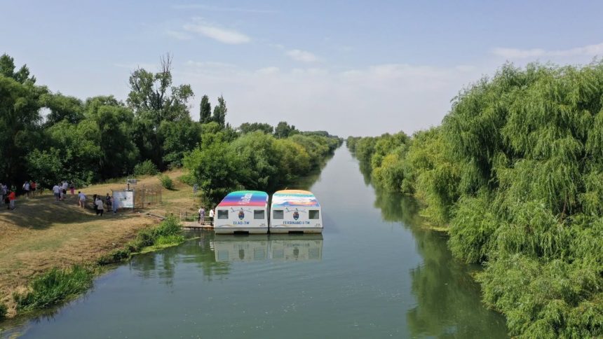 Vaporul STPT navigând pe Canalul Bega în cadrul unei croaziere de agrement de la Timișoara până în Serbia la Novi Itebej.