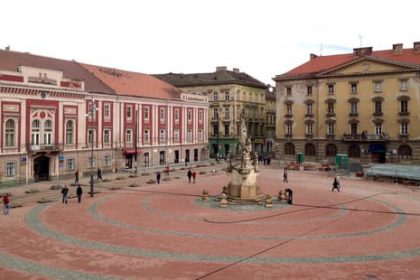 Ecran gigant montat în Piața Libertății din Timișoara pentru transmiterea live a semifinalei Cupei Mondiale de Fotbal dintre Argentina și Anglia.