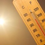 Termometru stradal în Timișoara indicând temperaturi extreme, în timpul unui cod galben de caniculă și disconfort termic ridicat emis de ANM.