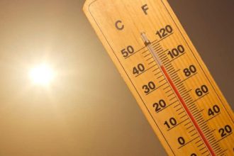 Termometru stradal în Timișoara indicând temperaturi extreme, în timpul unui cod galben de caniculă și disconfort termic ridicat emis de ANM.