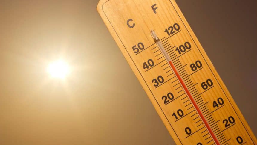 Termometru stradal în Timișoara indicând temperaturi extreme, în timpul unui cod galben de caniculă și disconfort termic ridicat emis de ANM.