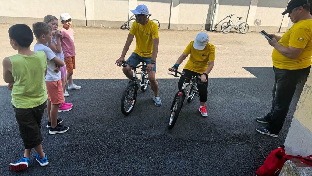 Copii învățând să meargă pe bicicletă fără roți ajutătoare în Parcul Copiilor din Timișoara, în cadrul cursurilor gratuite organizate prin programul EduVelo.