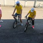Copii învățând să meargă pe bicicletă fără roți ajutătoare în Parcul Copiilor din Timișoara, în cadrul cursurilor gratuite organizate prin programul EduVelo.