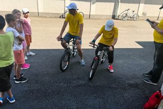 Copii învățând să meargă pe bicicletă fără roți ajutătoare în Parcul Copiilor din Timișoara, în cadrul cursurilor gratuite organizate prin programul EduVelo.