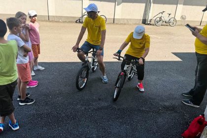 Copii învățând să meargă pe bicicletă fără roți ajutătoare în Parcul Copiilor din Timișoara, în cadrul cursurilor gratuite organizate prin programul EduVelo.