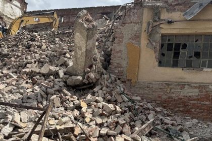 Șantier de demolare în zona fostei fabrici Nokia din Timișoara, amendat de comisarii Gărzii de Mediu pentru poluare cu praf și neudarea amplasamentului.