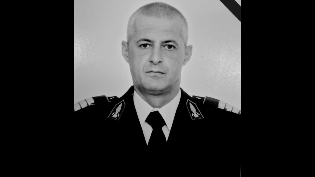Portret încadrat în panglică neagră al plutonierului adjutant Otescu Ioan-Toma de la ISU Timiș, care a decedat în urma unei boli grave.