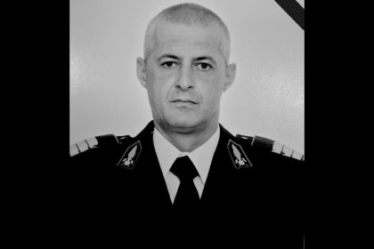 Portret încadrat în panglică neagră al plutonierului adjutant Otescu Ioan-Toma de la ISU Timiș, care a decedat în urma unei boli grave.