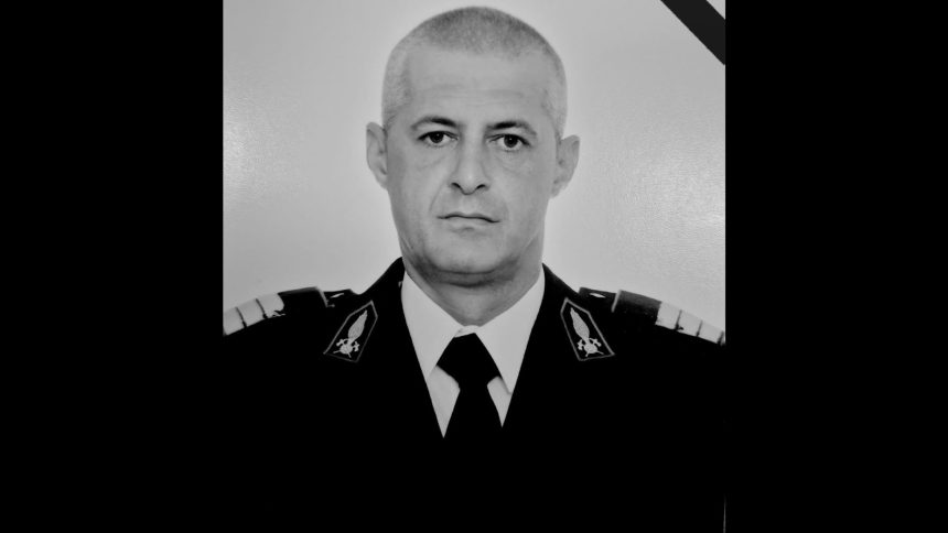 Portret încadrat în panglică neagră al plutonierului adjutant Otescu Ioan-Toma de la ISU Timiș, care a decedat în urma unei boli grave.