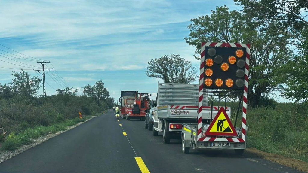 Echipaj de poliție la locul unui incident violent din județul Hunedoara, unde un bărbat a fost atacat cu un topor în urma unui conflict spontan.