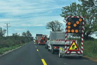 Echipaj de poliție la locul unui incident violent din județul Hunedoara, unde un bărbat a fost atacat cu un topor în urma unui conflict spontan.