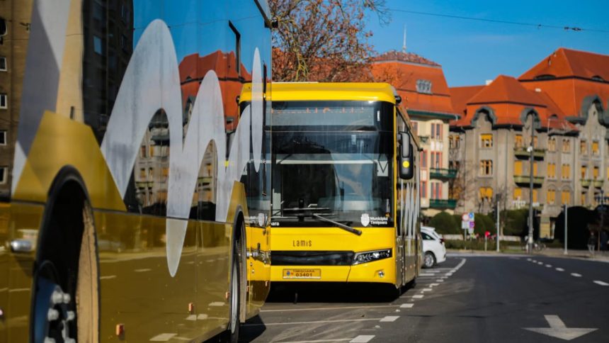 Autobuz al Societății de Transport Public Timișoara aflat în trafic, ilustrând devierile de trasee pentru opt linii și suspendarea vaporettelor din cauza competiției de triatlon.