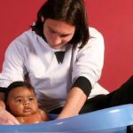 Fotografie de colecție din 2007 în care Lionel Messi, la vârsta de 20 de ani, îl ține în brațe și îi face baie bebelușului Lamine Yamal pentru un calendar caritabil UNICEF.