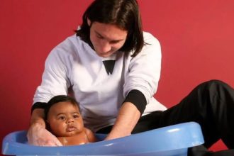 Fotografie de colecție din 2007 în care Lionel Messi, la vârsta de 20 de ani, îl ține în brațe și îi face baie bebelușului Lamine Yamal pentru un calendar caritabil UNICEF.