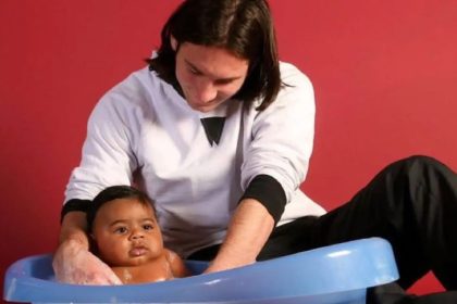 Fotografie de colecție din 2007 în care Lionel Messi, la vârsta de 20 de ani, îl ține în brațe și îi face baie bebelușului Lamine Yamal pentru un calendar caritabil UNICEF.