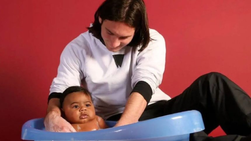 Fotografie de colecție din 2007 în care Lionel Messi, la vârsta de 20 de ani, îl ține în brațe și îi face baie bebelușului Lamine Yamal pentru un calendar caritabil UNICEF.