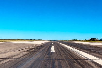 Pista de decolare și aterizare a Aeroportului Internațional Traian Vuia din Timișoara, care va fi complet închisă timp de trei săptămâni în noiembrie pentru lucrări de reparații.