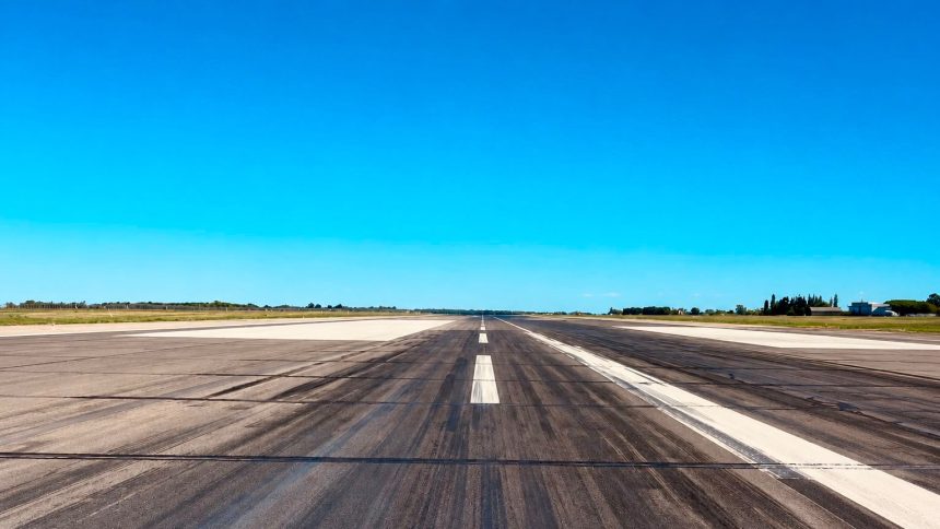 Pista de decolare și aterizare a Aeroportului Internațional Traian Vuia din Timișoara, care va fi complet închisă timp de trei săptămâni în noiembrie pentru lucrări de reparații.