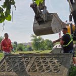 Echipe de intervenție ale Primăriei Timișoara dărâmând un gard ridicat ilegal pe domeniul public în apropierea Lacului Balaurul din cartierul Freidorf.