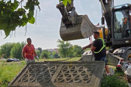 Echipe de intervenție ale Primăriei Timișoara dărâmând un gard ridicat ilegal pe domeniul public în apropierea Lacului Balaurul din cartierul Freidorf.