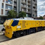 Utilaj specializat acționând pe șinele de tramvai din Timișoara pentru frezarea și nivelarea căii de rulare în scopul reducerii zgomotului.