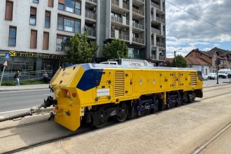 Utilaj specializat acționând pe șinele de tramvai din Timișoara pentru frezarea și nivelarea căii de rulare în scopul reducerii zgomotului.